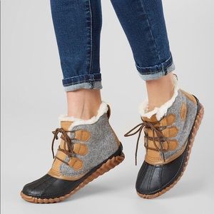 (SOLD) Sorel Out n About waterproof boots 10 NEW